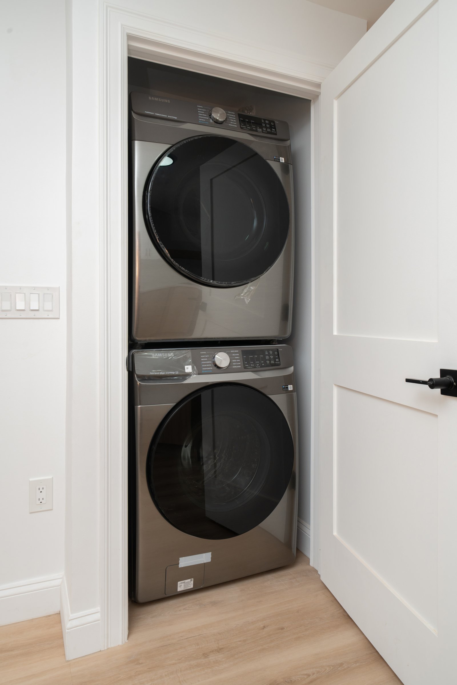 248 Eldert Street, Unit 1 Brooklyn, NY 11207 - Photo 5 of 12 a utility room with washing machine
