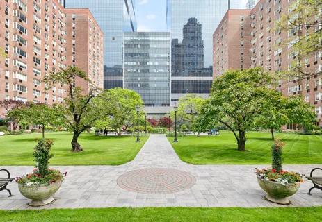 $1,590,000 | 30 West 60th Street, Unit 11M | Upper West Side