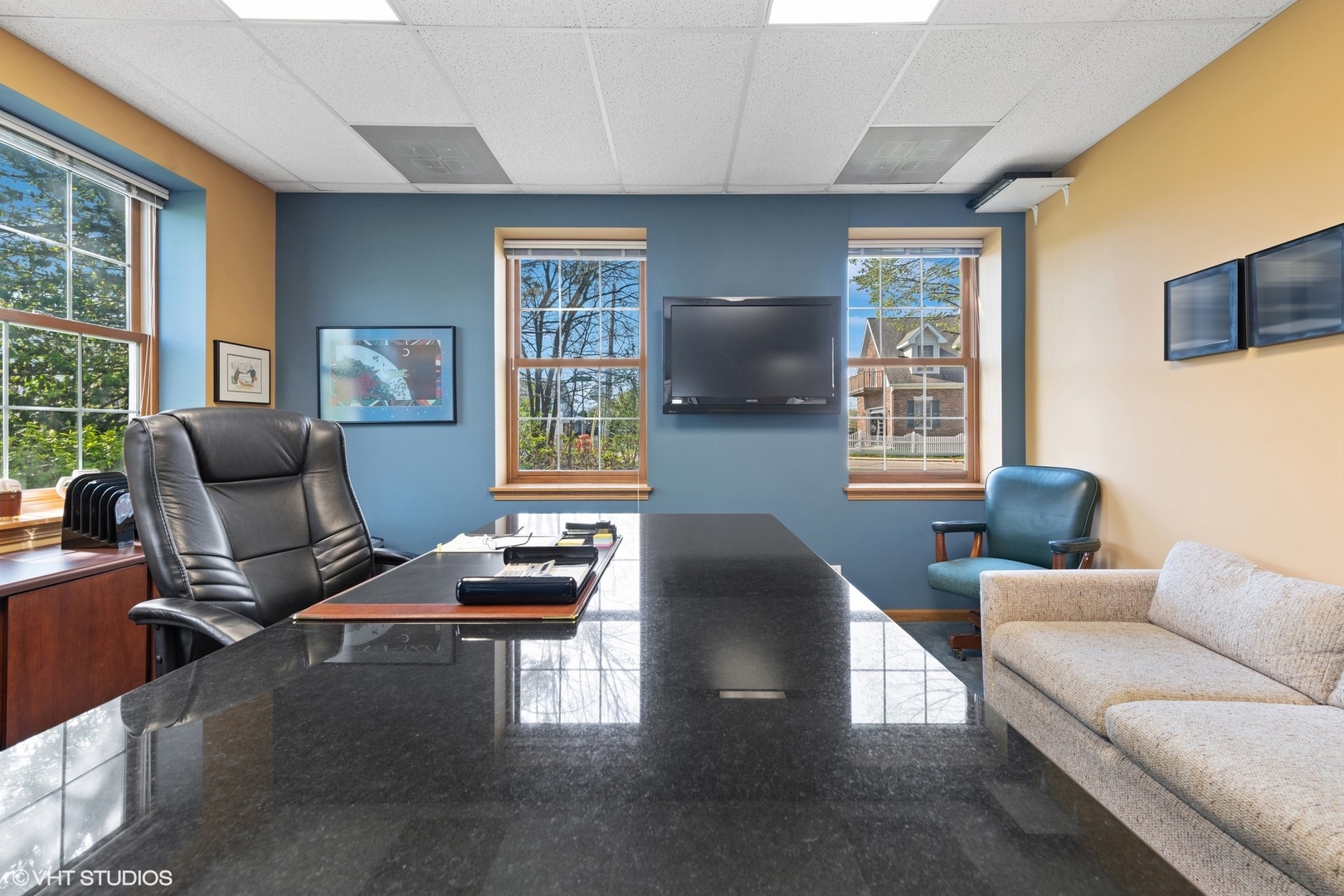 280 North Rand Road Lake Zurich, IL 60047 - Photo 20 of 28 a livingroom with workspace and a window