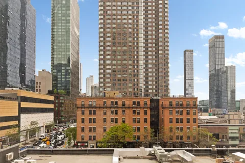 $495,000 | 500 West 43rd Street, Unit 5C | Hell's Kitchen