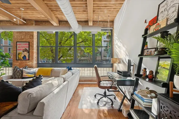 $395,000 | 2804 North Lakewood Avenue, Unit 103, Chicago, IL 60657