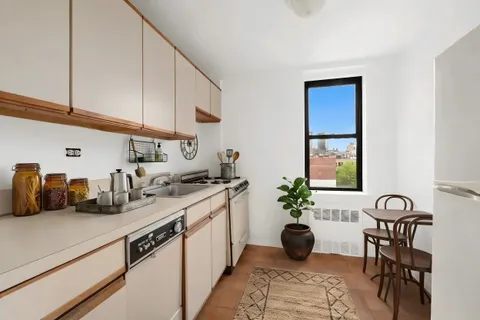 $565,000 | 50 King Street, Unit 9A | Hudson Square