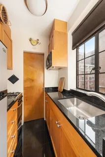 $525,000 | 333 East 43rd Street, Unit 906 | Midtown East