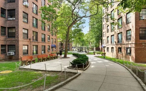 $875,000 | 325 Clinton Avenue, Unit 7A | Clinton Hill
