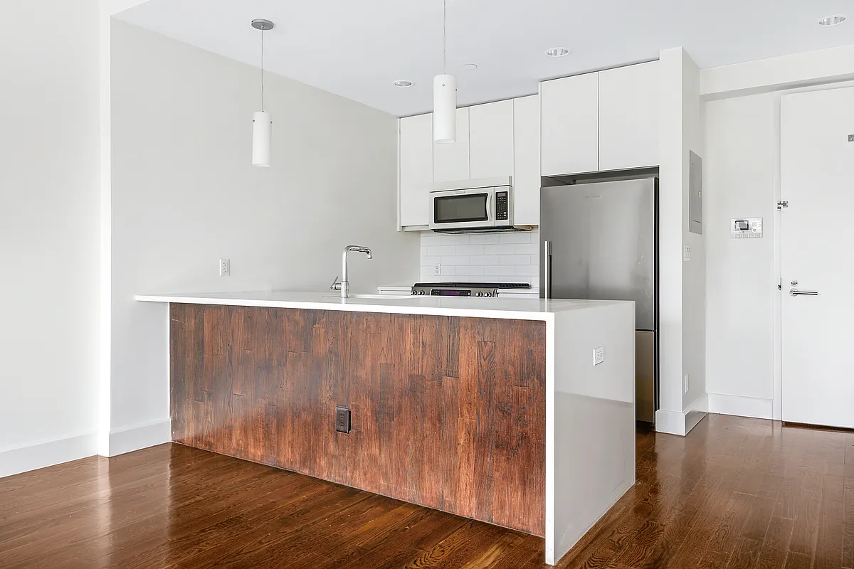 11-25 45th Avenue, Unit 4C Queens, NY 11101 - Photo 3 of 8