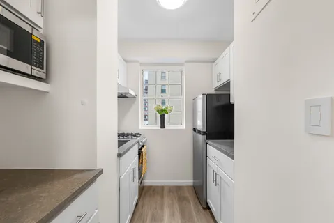 $475,000 | 150 East 37th Street, Unit 10F | Murray Hill