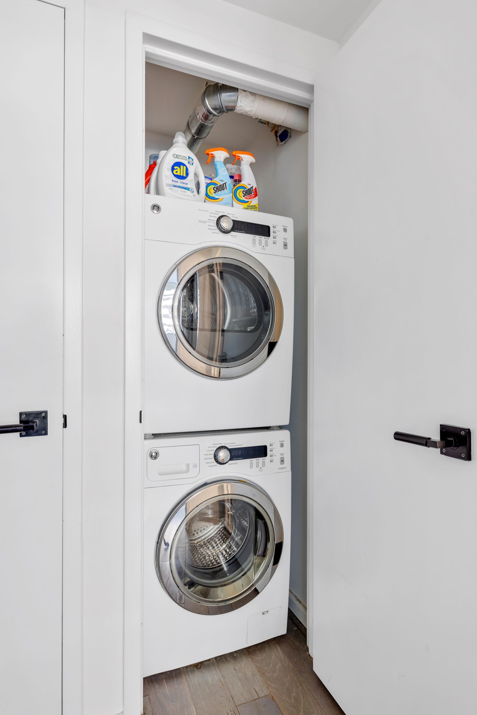 385 1st Avenue, Unit 4B Manhattan, NY 10010 - Photo 6 of 18 a utility room with dryer and washer