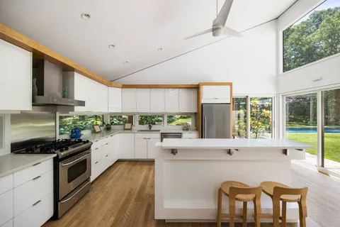 $2,295,000 | Northwest Woods, East Hampton, NY 11937