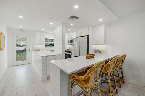 $575,000 | 614 Broad Avenue South, Naples, FL 34102