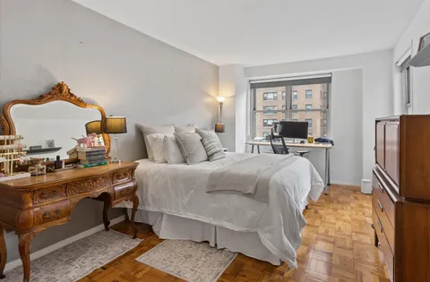 $685,000 | 300 East 40th Street, Unit 9V | Murray Hill