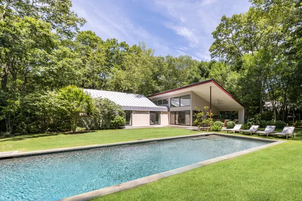 $2,295,000 | Northwest Woods, East Hampton, NY 11937