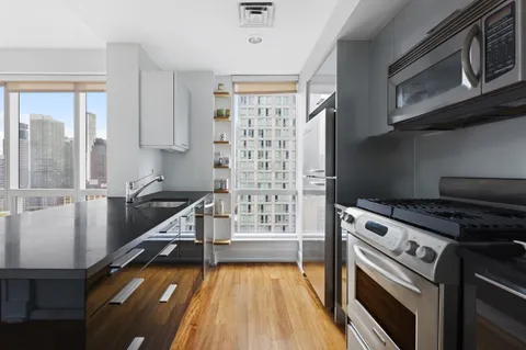 $1,435,000 | 350 West 42nd Street, Unit 20L | Hell's Kitchen