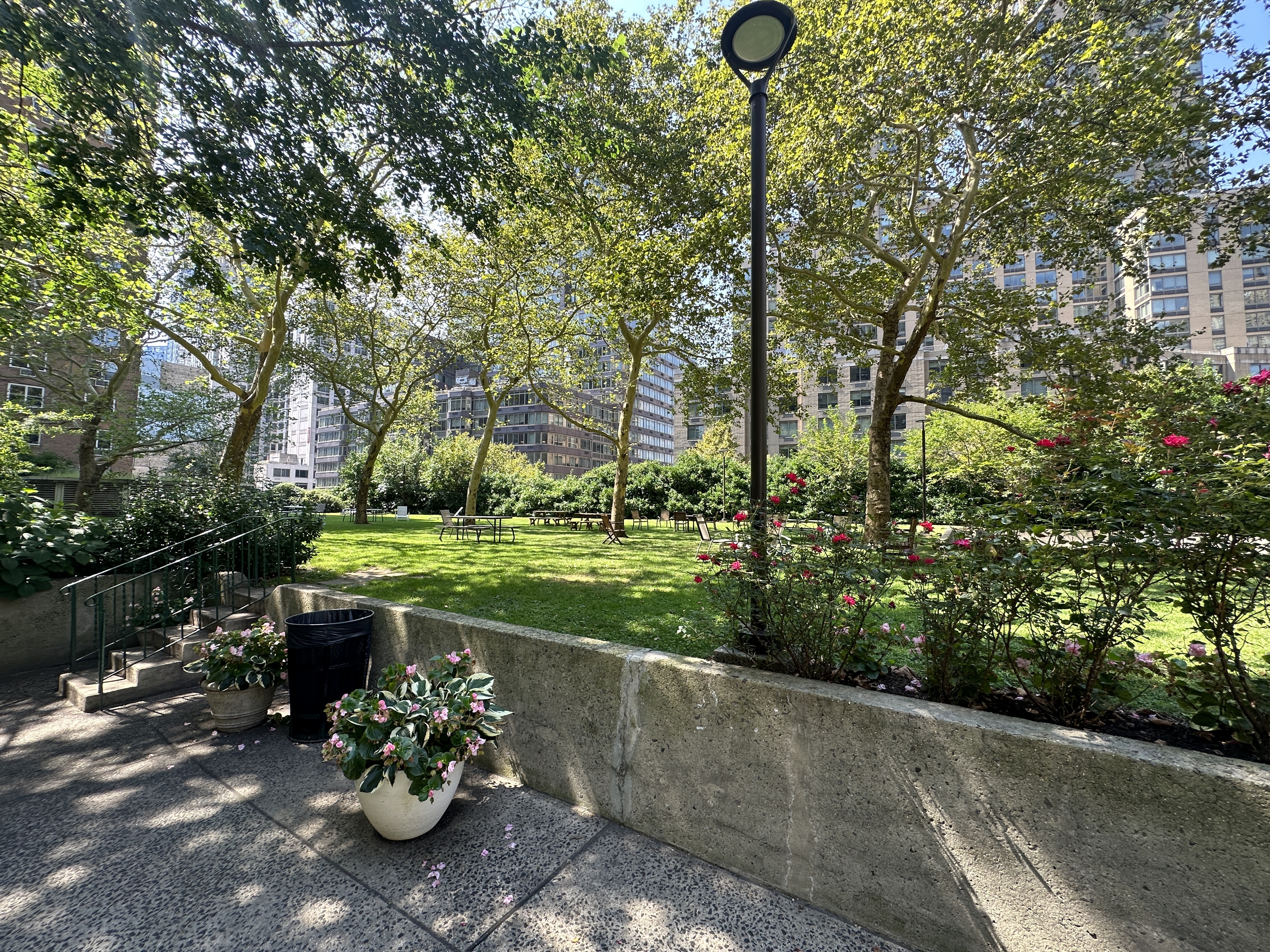 140 West End Avenue, Unit 24D Manhattan, NY 10023 - Photo 12 of 16 a view of a garden with plants
