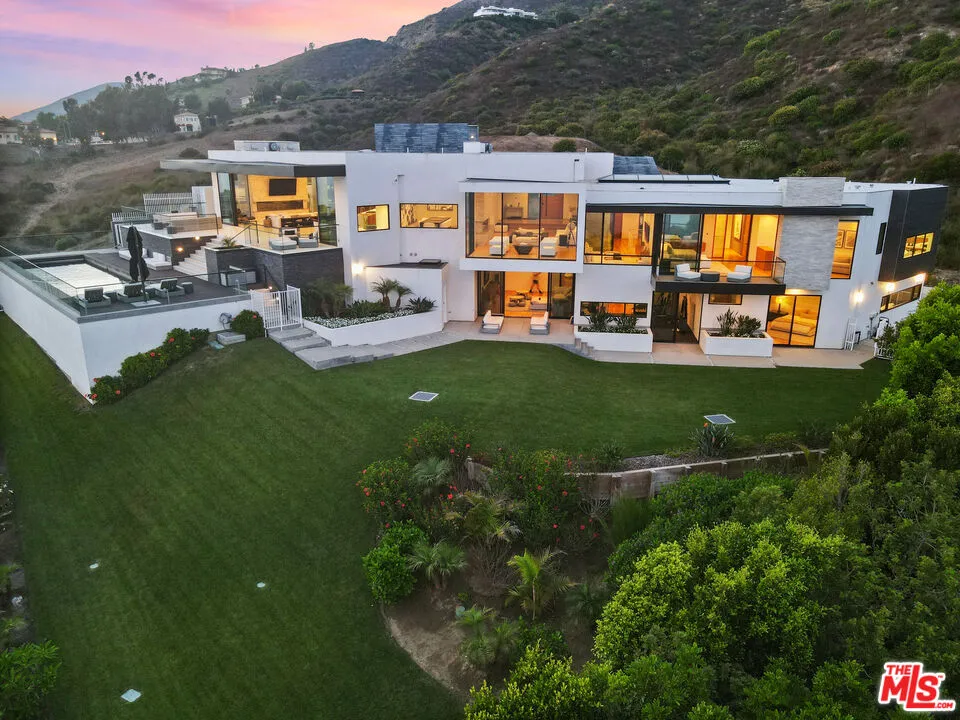 $18,950,000 | 32357 Pacific Coast Highway, Malibu, CA 90265