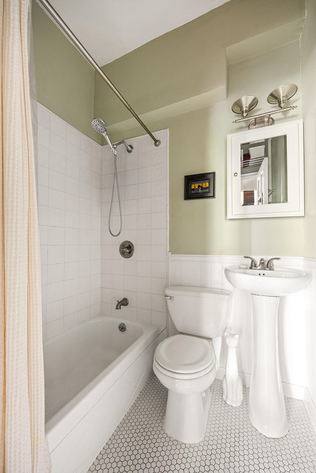 206 Lincoln Place, Unit 7 Brooklyn, NY 11217 - Photo 7 of 9 a bathroom with a toilet a sink and bathtub