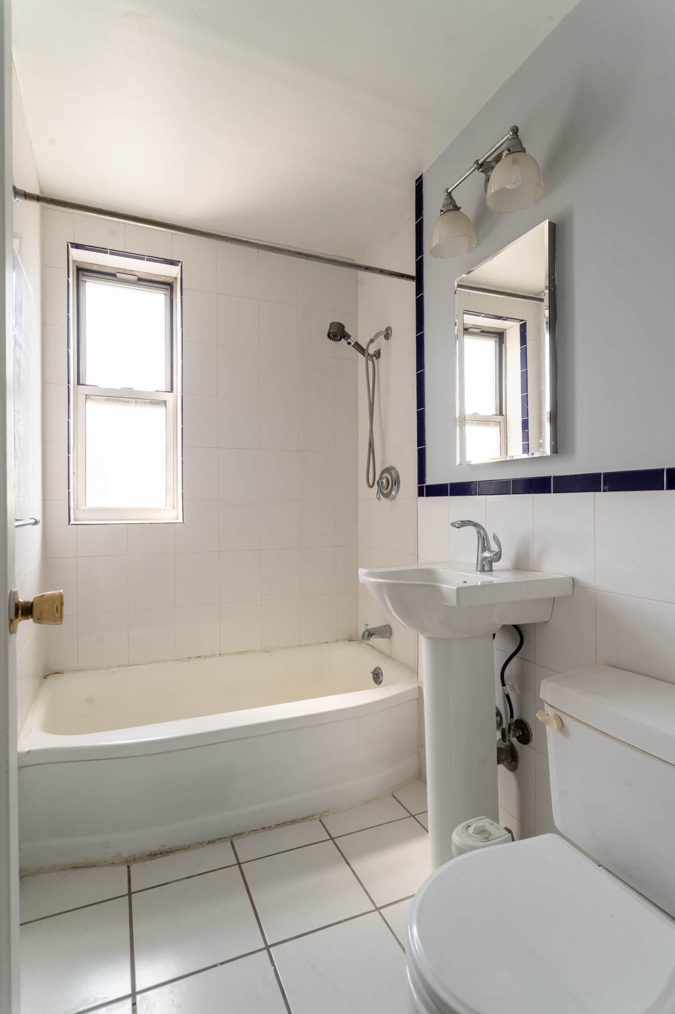 143 Bennett Avenue, Unit 6R Manhattan, NY 10040 - Photo 15 of 22 a bathroom with a sink toilet and bathtub