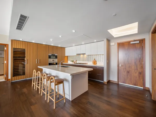 $3,495,000 | 1555 Kapiolani Boulevard, Unit 2002, Honolulu, HI 96814