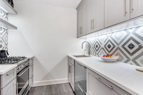 $1,200,000 | 250 West 15th Street, Unit 3C | Chelsea