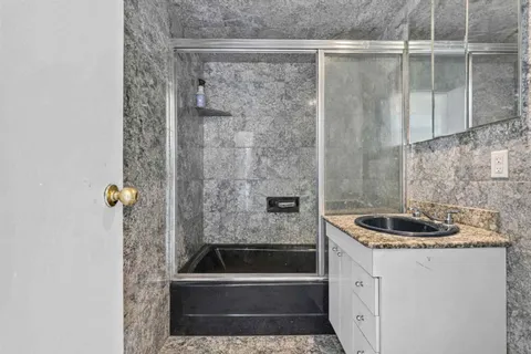 $950,000 | 370 Ocean Parkway, Unit 8H | Kensington