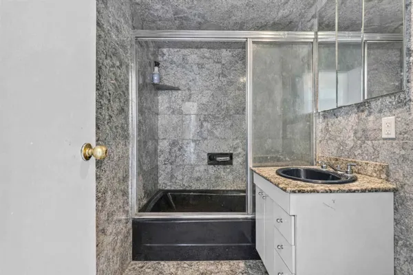 $899,000 | 370 Ocean Parkway, Unit 8H | Kensington