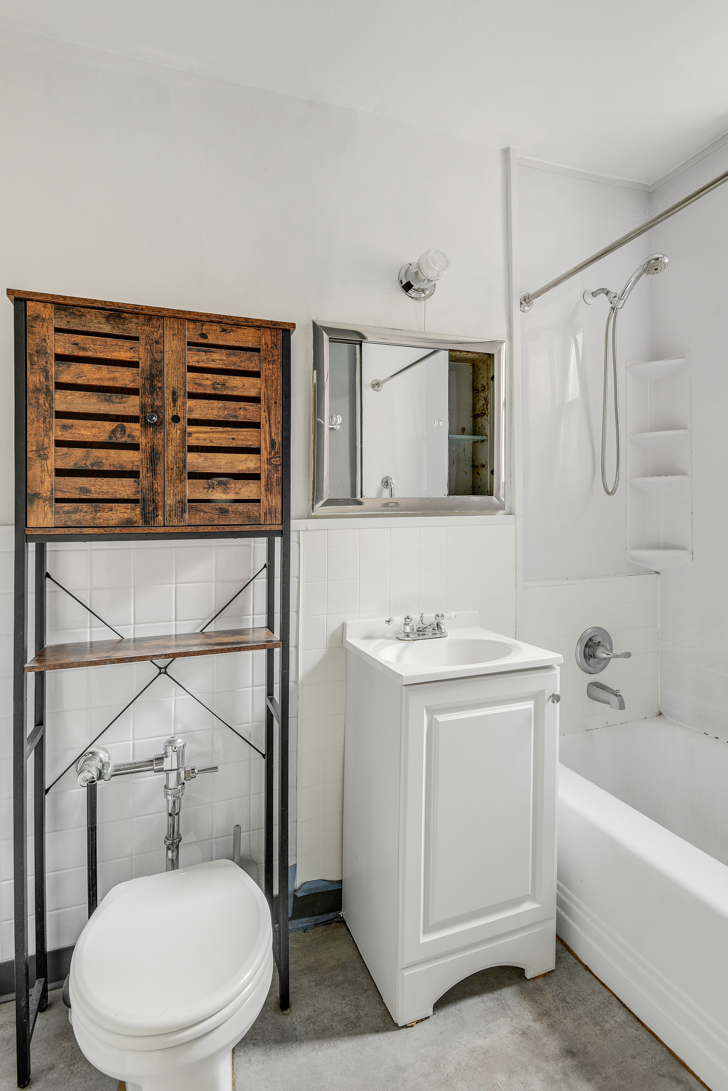 9801 Shore Road, Unit 4P Brooklyn, NY 11209 - Photo 6 of 13 a bathroom with a toilet a sink and bathtub