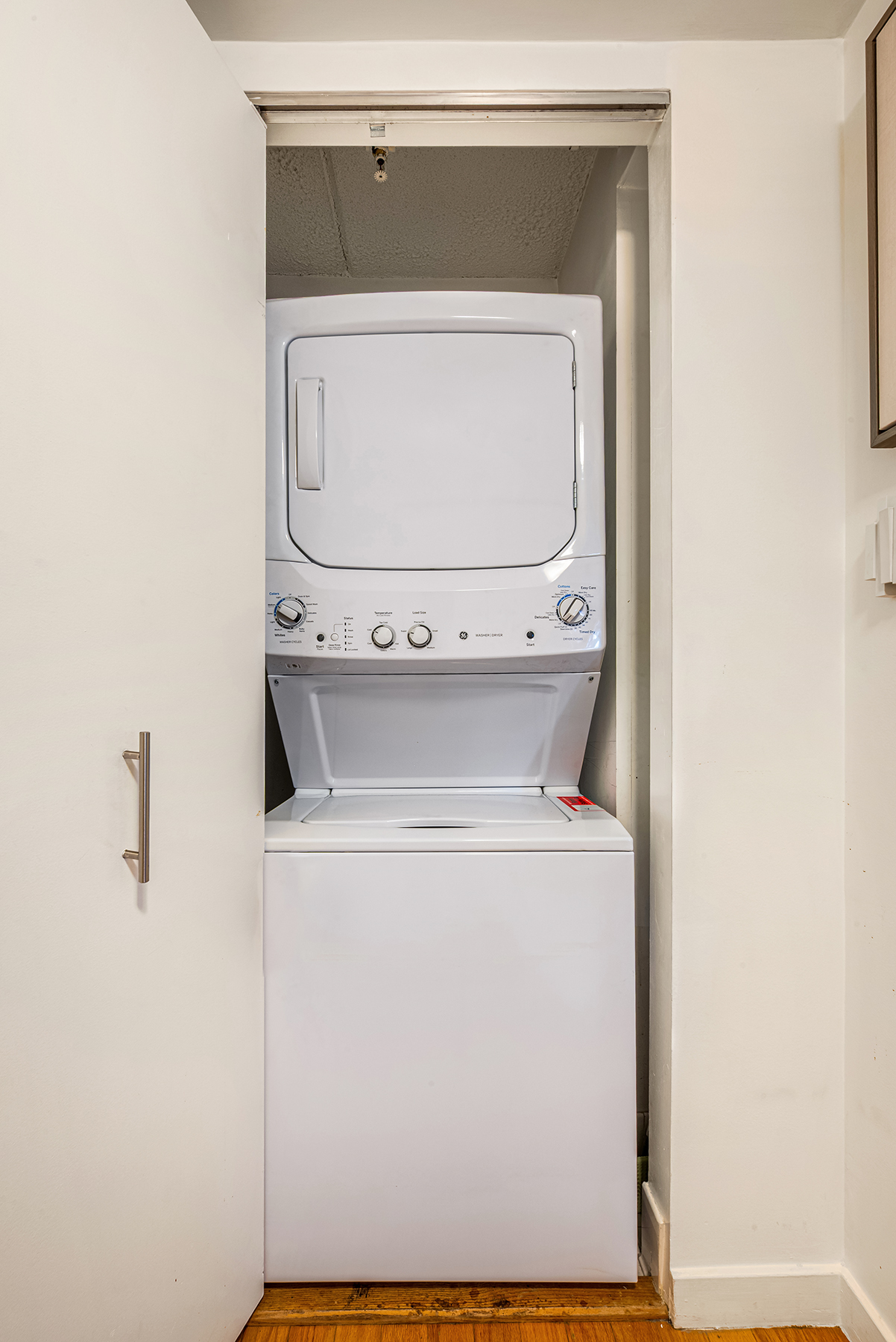 555 West 23rd Street, Unit S11C Manhattan, NY 10011 - Photo 5 of 12 a utility room with dryer and washer