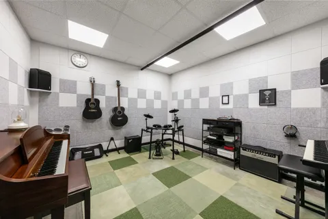 $725,000 | 333 East 43rd Street, Unit 705 | Midtown East