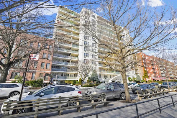$899,000 | 370 Ocean Parkway, Unit 8H | Kensington