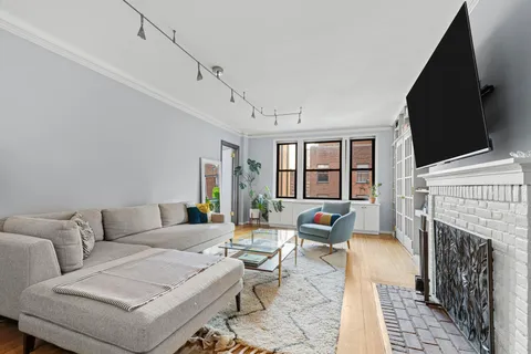 $999,000 | 220 East 73rd Street, Unit 12H | Lenox Hill