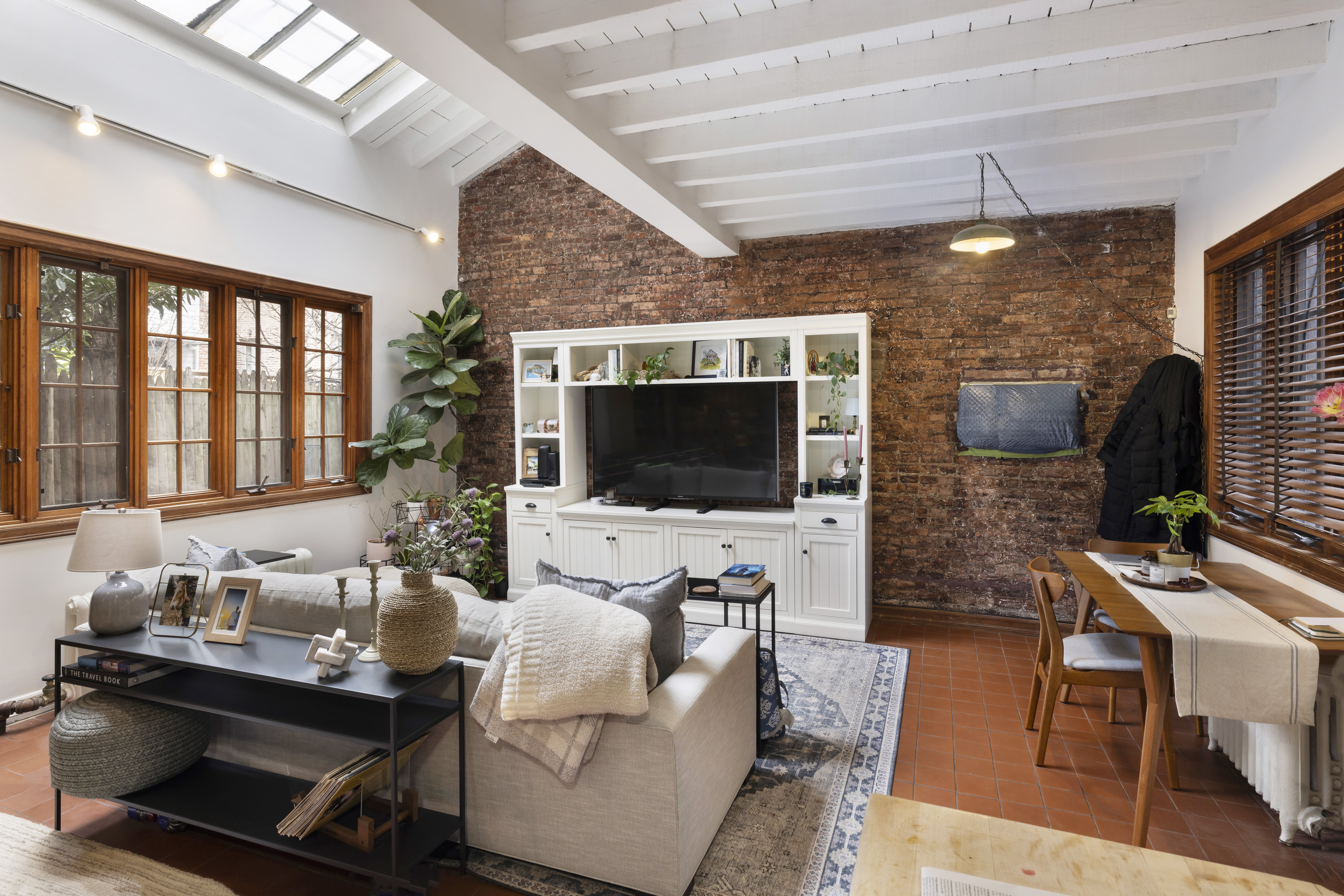 61 Perry Street, Unit CARRIAGE Manhattan, NY 10014 - Photo 5 of 17