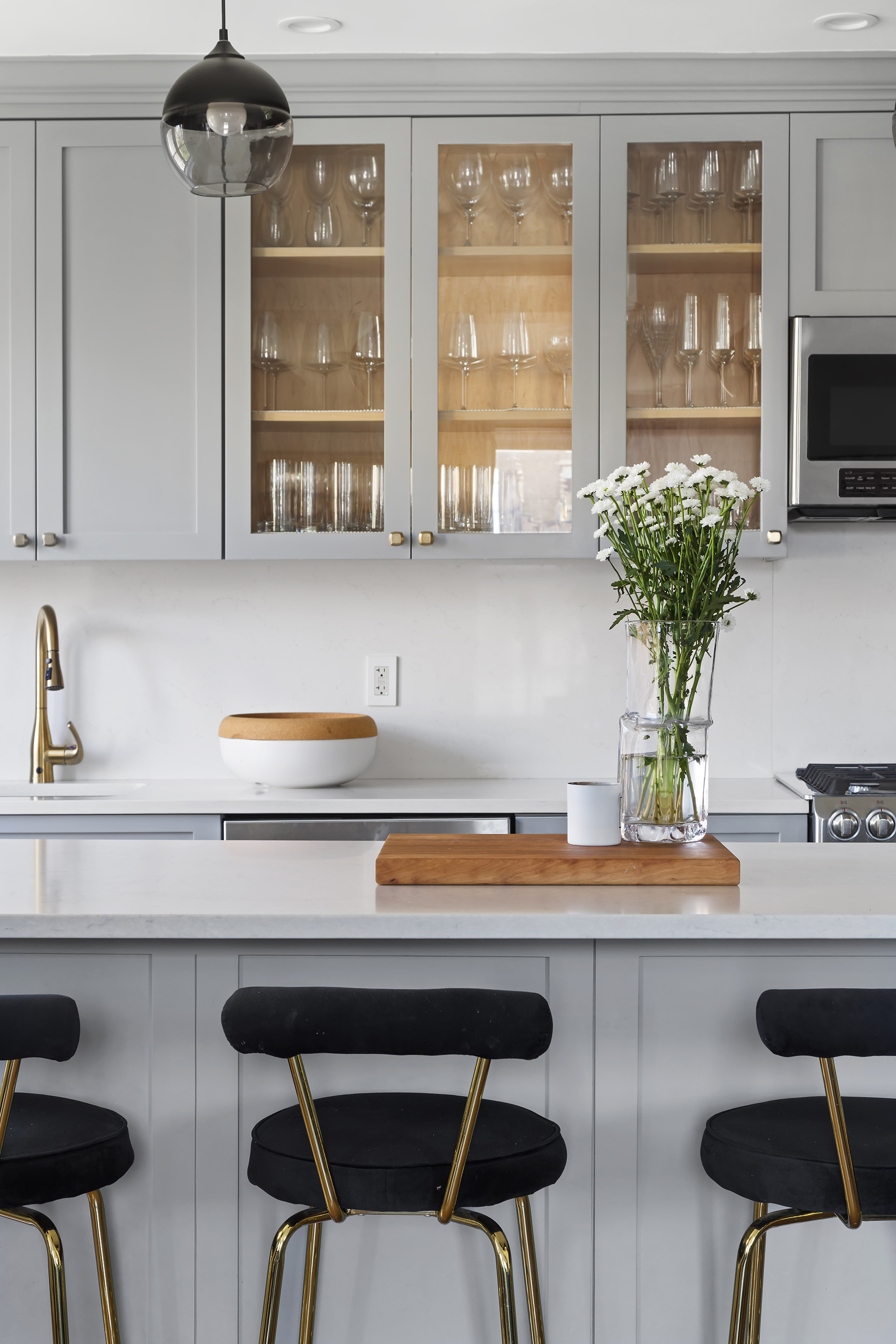 175 West 93rd Street, Unit 10C Manhattan, NY 10025 - Photo 5 of 16 a kitchen with a table and chairs in it
