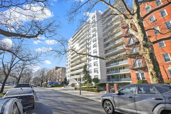 $899,000 | 370 Ocean Parkway, Unit 8H | Kensington