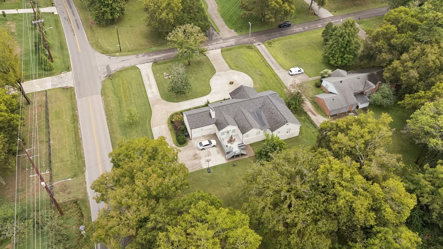 a view of yard with trees