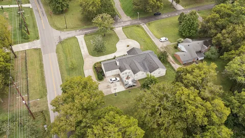 a view of yard with trees
