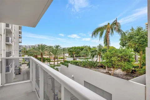$1,100,000 | 2751 South Ocean Drive, Unit 404N, Hollywood, FL 33019