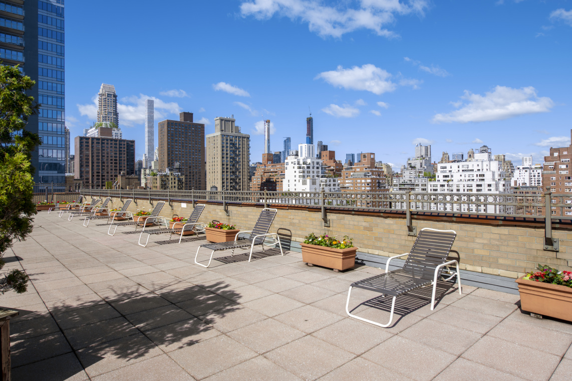 240 East 76th Street, Unit 14A Manhattan, NY 10021 - Photo 7 of 8 a view of a terrace with sitting area