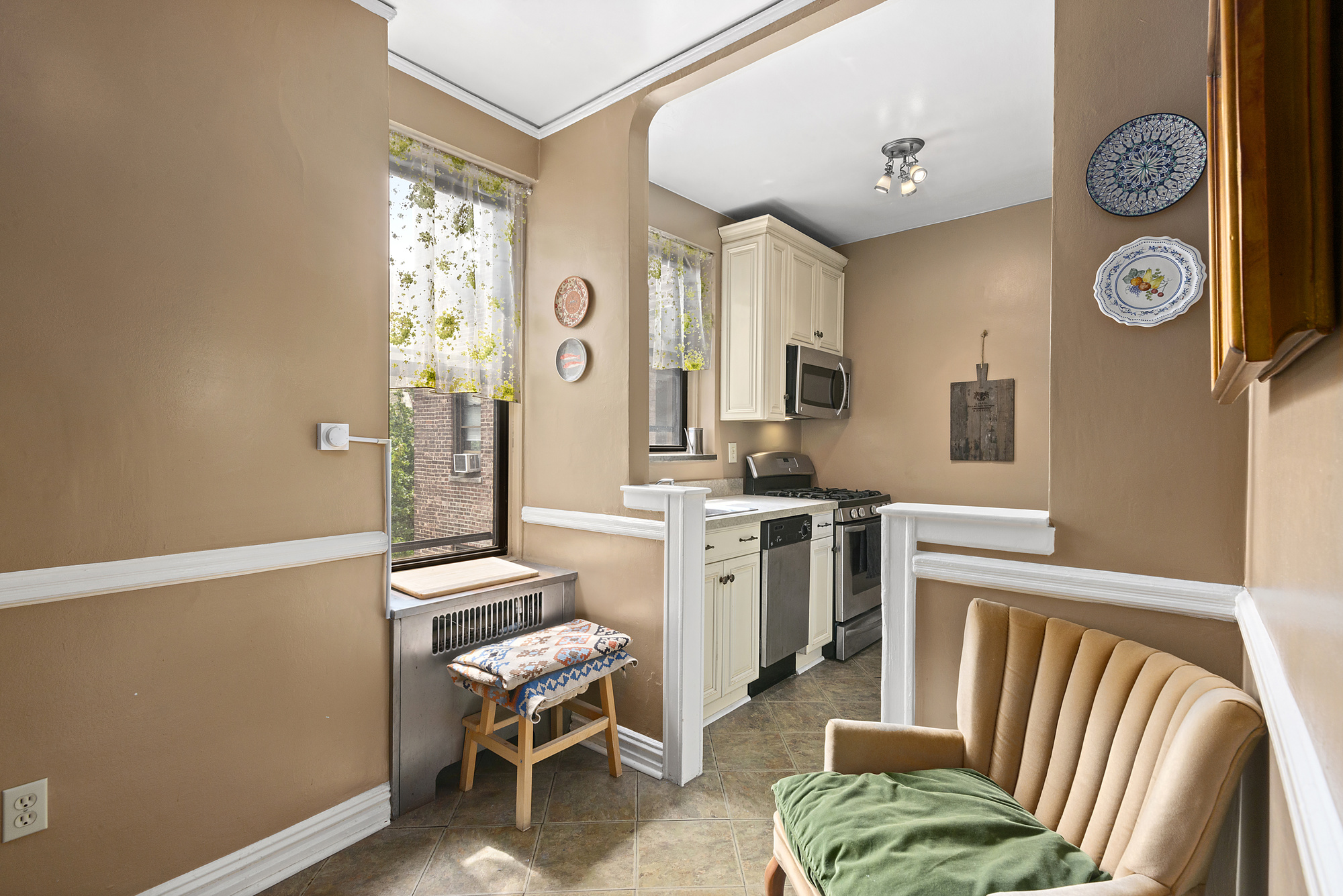736 West 186th Street, Unit 6J Manhattan, NY 10033 - Photo 4 of 7 Gallery Image 4