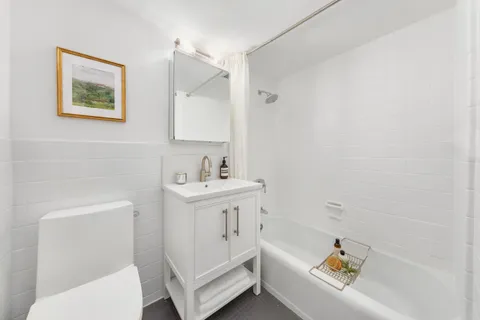 $1,895,000 | 700 Park Avenue, Unit 2B | Lenox Hill