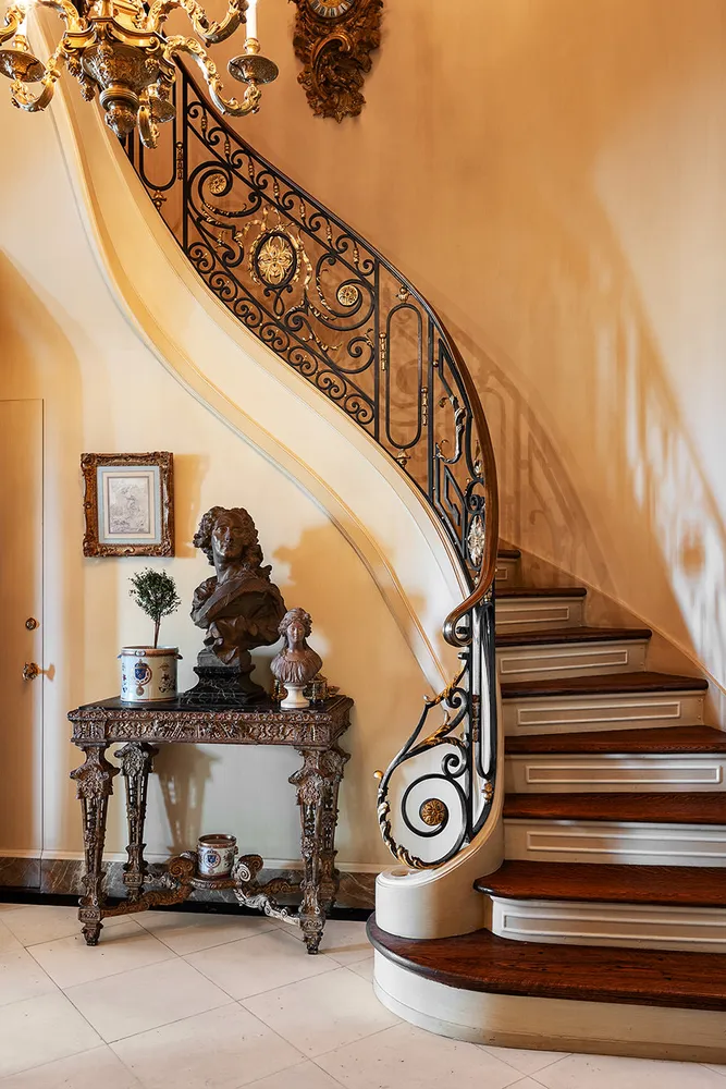 a view of entryway with a front door
