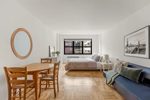 $525,000 | 240 East 76th Street, Unit 4U | Lenox Hill