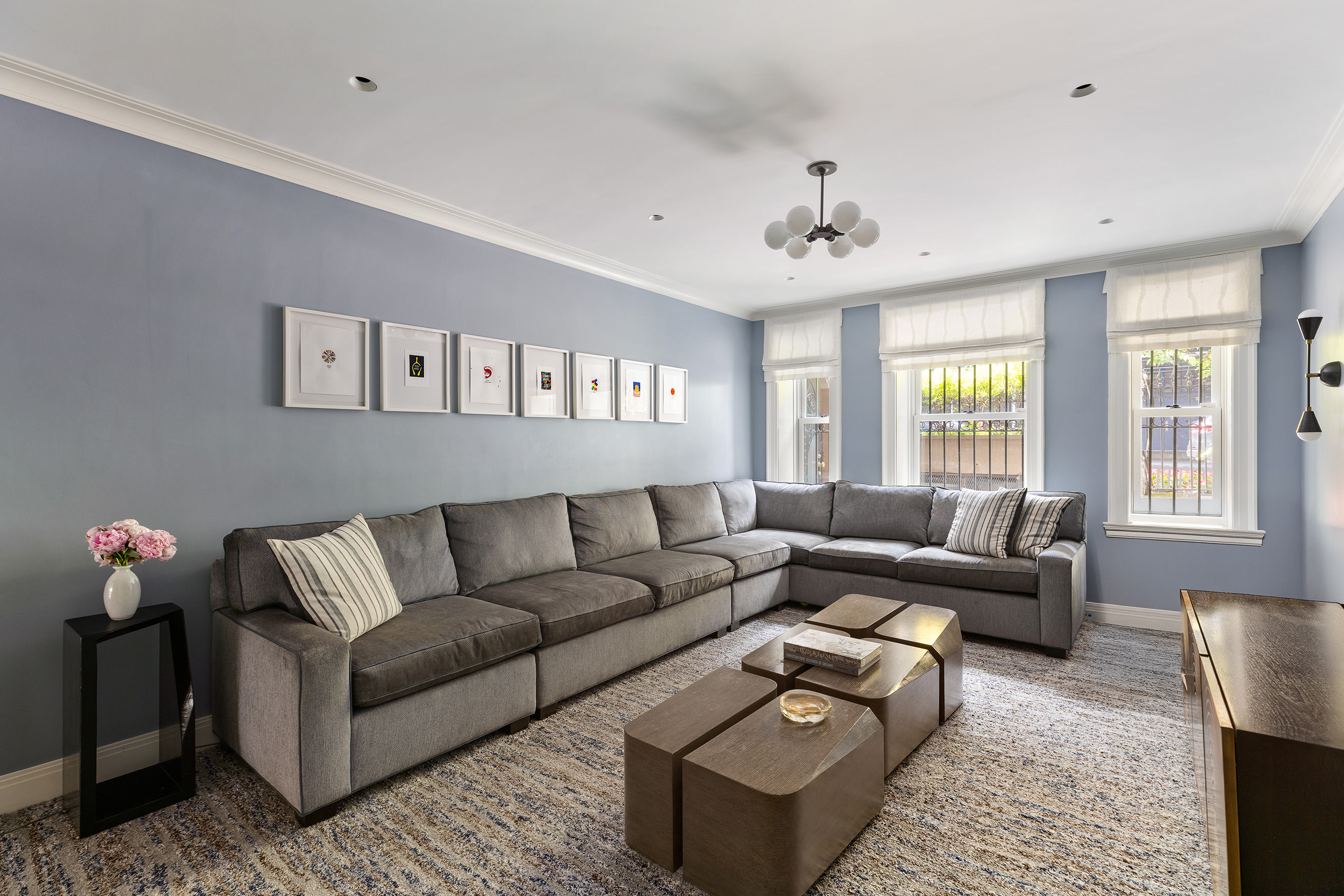 135 West 77th Street Manhattan, NY 10024 - Photo 29 of 32 a living room with furniture and a window