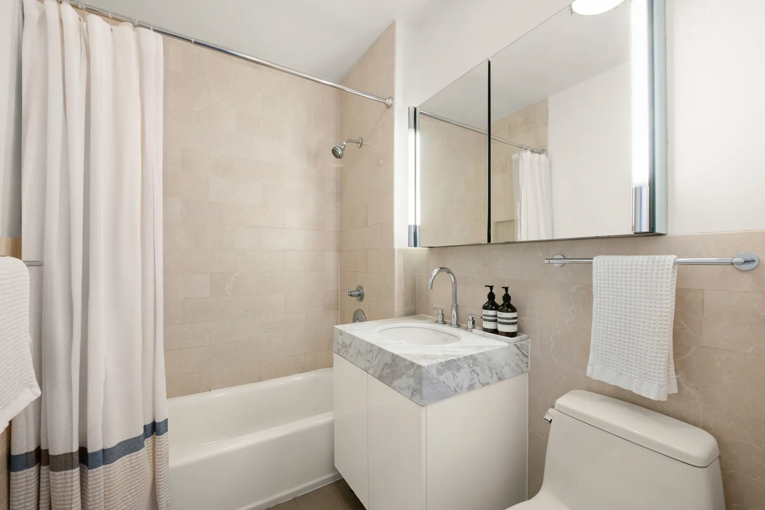 $999,000 | 300 East 64th Street, Unit 21B | Lenox Hill