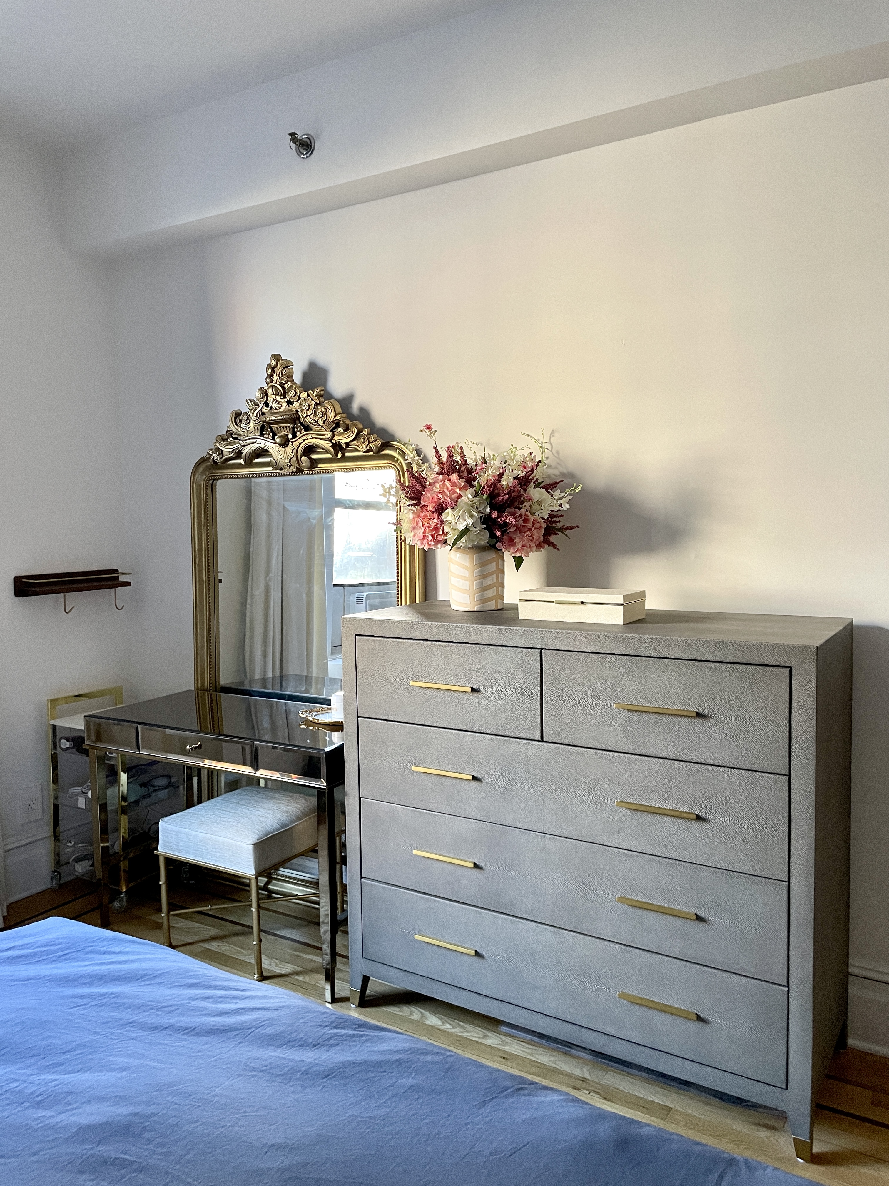 203 West 90th Street, Unit 6B Manhattan, NY 10024 - Photo 18 of 22 a hallway with a dresser