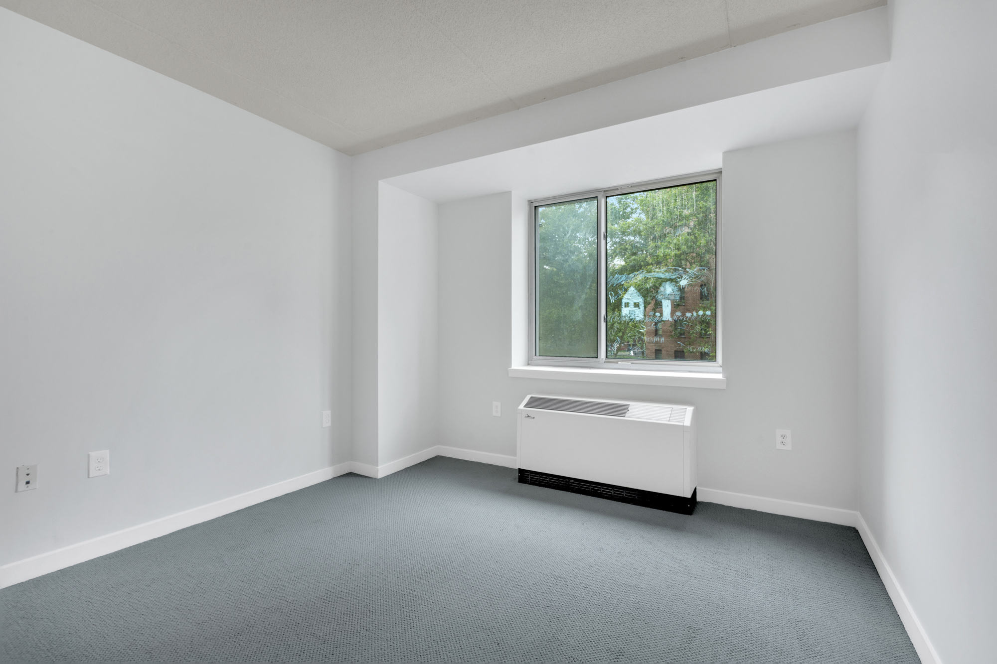 40 West 116th Street, Unit B205 Manhattan, NY 10026 - Photo 7 of 24 an empty room with a window