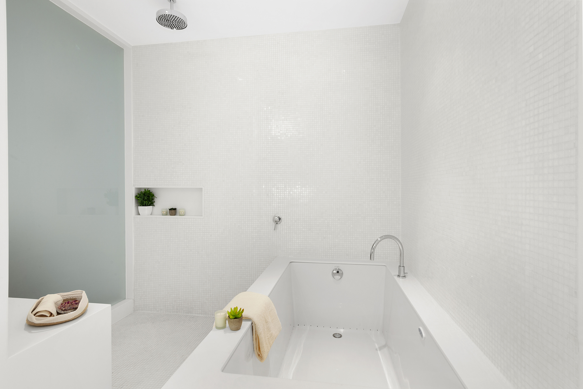 1 Grand Army Plaza, Unit 9D Brooklyn, NY 11238 - Photo 8 of 20 a bathroom with a bathtub