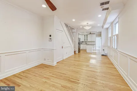 $1,200,000 | 524 10th Street Southeast, Washington, DC 20003