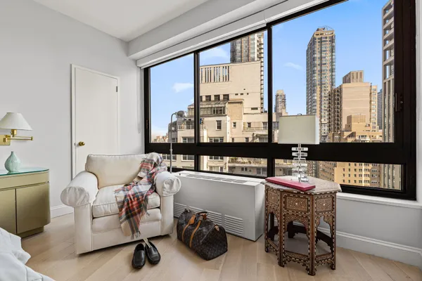 $1,695,000 | 167 East 61st Street, Unit 20E | Lenox Hill