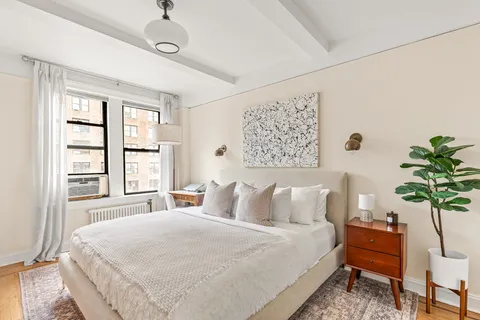 $988,000 | 41 West 72nd Street, Unit 10B | Upper West Side