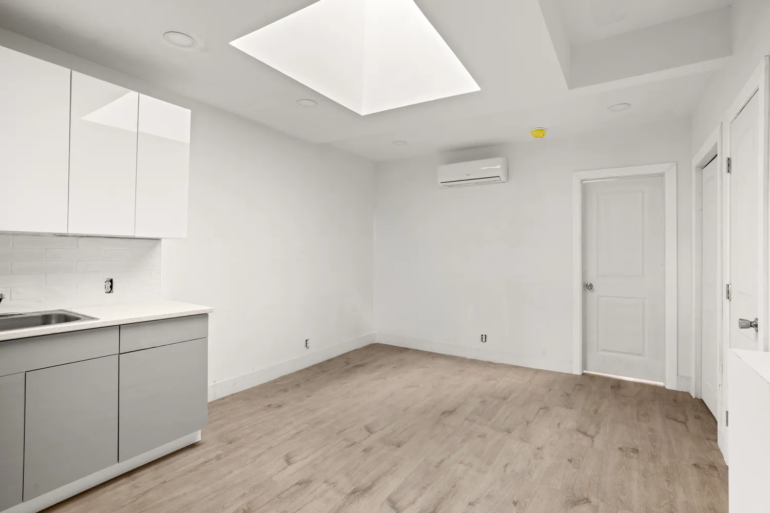 $899,000 | 1042 Hall Place | Foxhurst