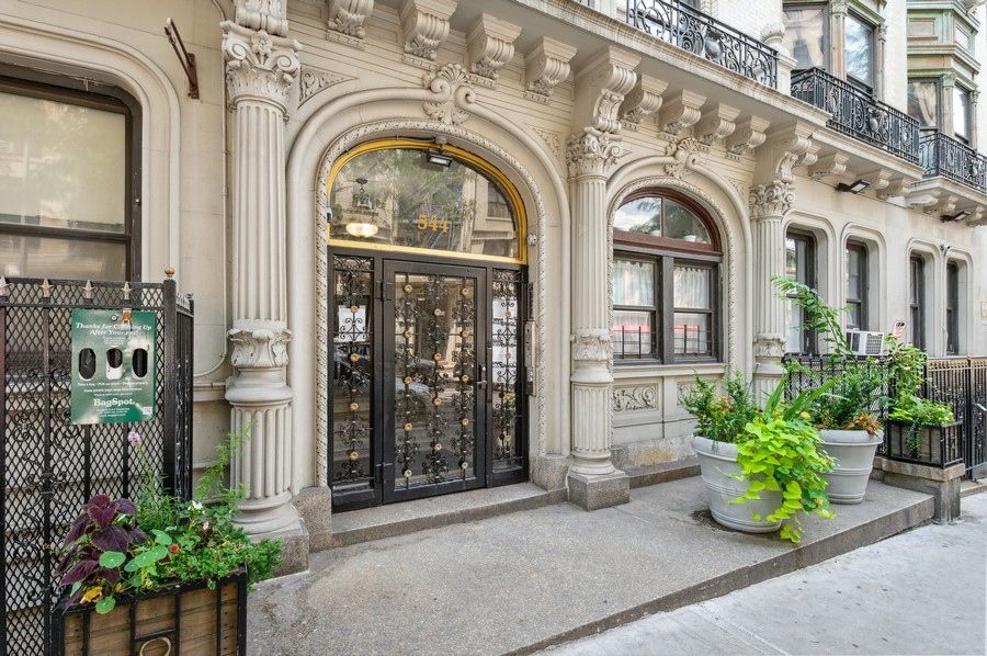 a view of an entrance door of the house